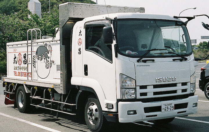camion pour le transport de poisson vivant au japon